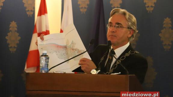 Polityczne przepychanki na mównicy. Rybak: Jeśli kogoś widzimy w koparce, to nie znaczy że jest budowlańcem